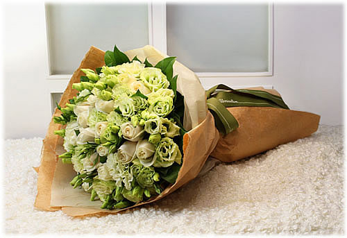 Gli strati floreali eleganti di spostamento regali/dei fiori, Eco riciclano il crêpe di carta per l'imballaggio del fiore